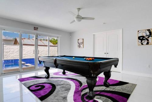 Hollywood Home w Pool Jacuzzi BBQ and Pool Table in Hollywood, USA