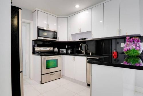 Kitchen, Hollywood Home w Pool Jacuzzi BBQ and Pool Table in Pembroke Pines