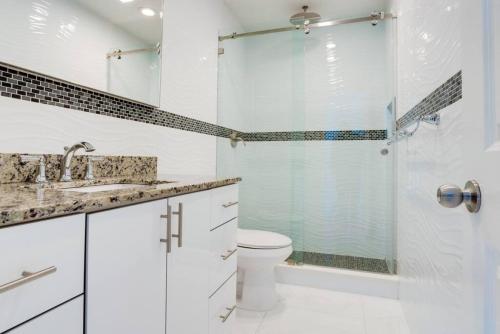 Bathroom, Hollywood Home w Pool Jacuzzi BBQ and Pool Table in Pembroke Pines
