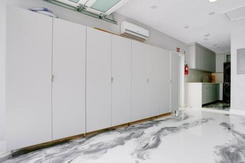 Facilities, Hollywood Home w Pool Jacuzzi BBQ and Pool Table in Pembroke Pines