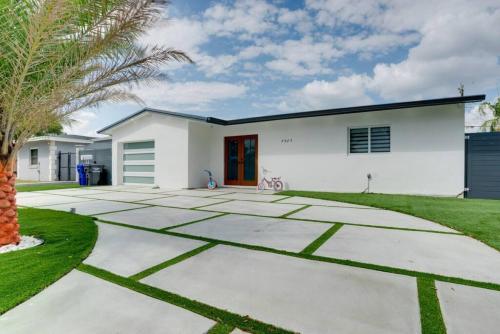 Exterior view, Hollywood Home w Pool Jacuzzi BBQ and Pool Table in Pembroke Pines