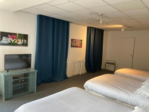 3 double beds