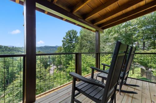 Nestled Inn, 1 Bedroom, Secluded, WiFi, Jetted Tub, Sleeps 2 in Gatlinburg, USA