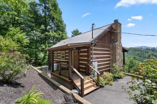Nestled Inn, 1 Bedroom, Secluded, WiFi, Jetted Tub, Sleeps 2 in Gatlinburg, USA