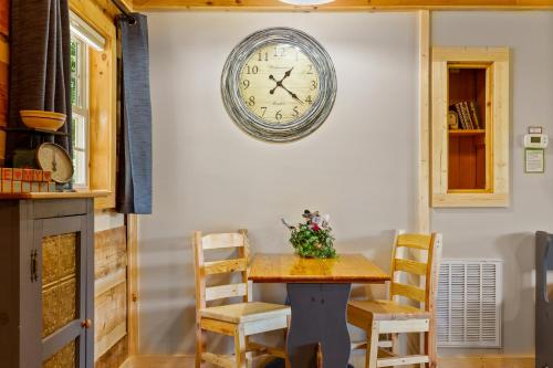 Nestled Inn 1 Bedroom Secluded WiFi Jetted Tub Sleeps 2 - image 10
