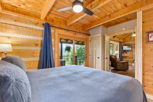 Nestled Inn 1 Bedroom Secluded WiFi Jetted Tub Sleeps 2 - image 6