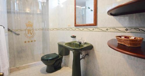 Standard Twin Room image 1
