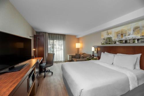 1 king bed, 1 sofa bed