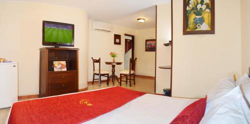 Standard Double Room image 4