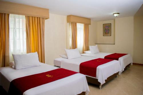 Standard Triple Room room in Hotel Plaza Versalles