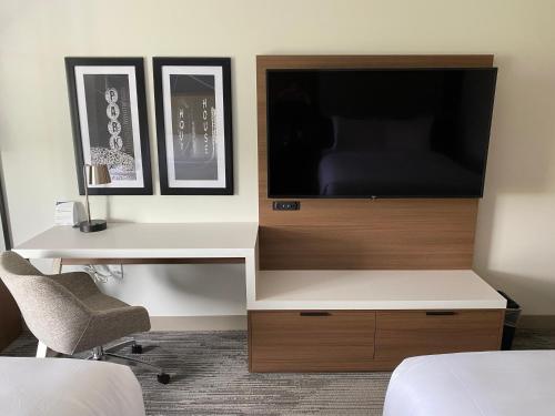 2 queen beds