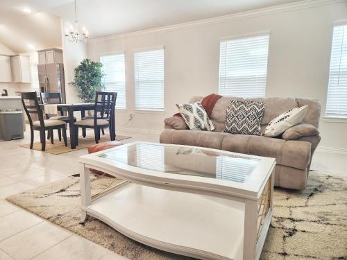 Anderson Lake Stays by ION Rentals near Downtown Med Center NRG Stadium Beltway 8 in Houston, USA