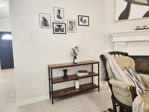 Anderson Lake Stays by ION Rentals near Downtown Med Center NRG Stadium Beltway 8 in Houston, USA