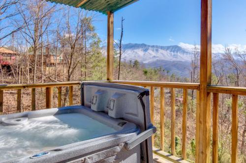 Smoky Mountain Dreams, 3 Bedrooms, Pool Access, Hot Tub, WiFi, Sleeps 7