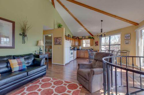 Smoky Mountain Dreams, 3 Bedrooms, Pool Access, Hot Tub, WiFi, Sleeps 7 in Gatlinburg, USA