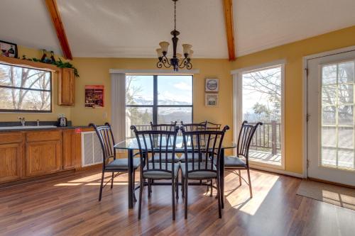 Smoky Mountain Dreams, 3 Bedrooms, Pool Access, Hot Tub, WiFi, Sleeps 7 in Gatlinburg, USA