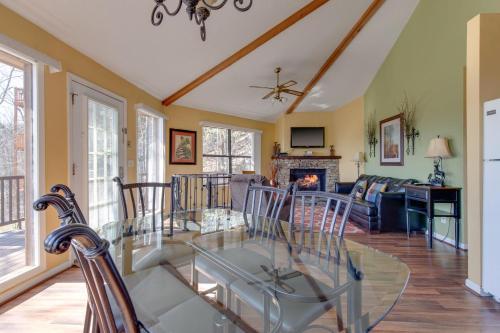 Smoky Mountain Dreams, 3 Bedrooms, Pool Access, Hot Tub, WiFi, Sleeps 7 in Gatlinburg, USA