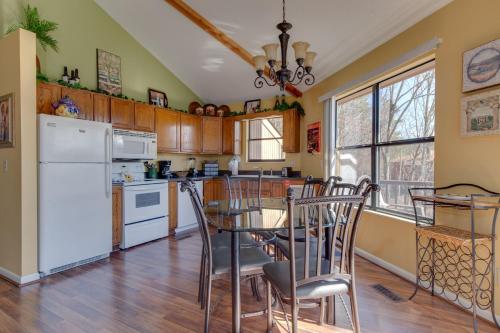Smoky Mountain Dreams, 3 Bedrooms, Pool Access, Hot Tub, WiFi, Sleeps 7 in Gatlinburg, USA