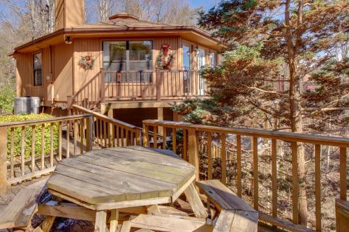 Smoky Mountain Dreams 3 Bedrooms Pool Access Hot Tub WiFi Sleeps 7 - image 11