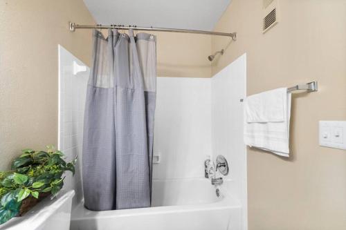 Spacious 2 Bed/2 Bath Condo with Gym and Laundry in Melbourne, USA