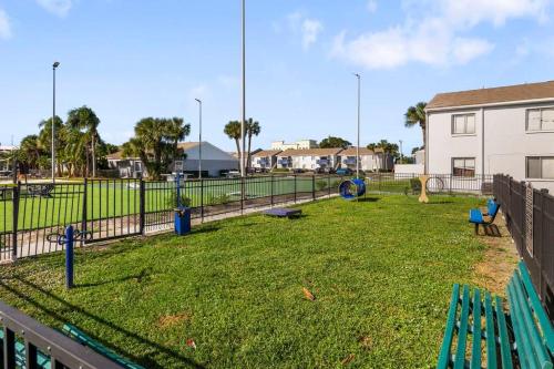 Spacious 2 Bed/2 Bath Condo with Gym and Laundry in Melbourne, USA