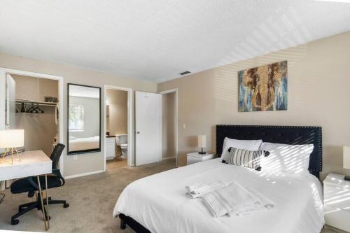 Spacious 2 Bed/2 Bath Condo with Gym and Laundry in Melbourne, USA