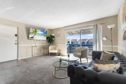 Spacious 2 Bed/2 Bath Condo with Gym and Laundry in Melbourne, USA