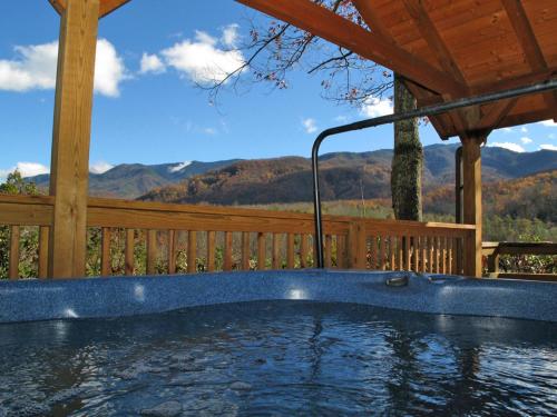 Seneca, 1 Bedroom, Sleeps 2, Private, View, Hot Tub, Pool Table, Grill in Gatlinburg, USA