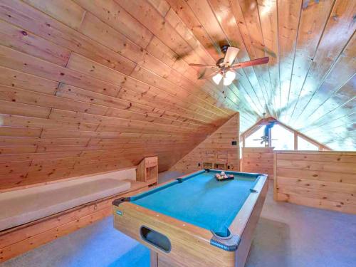 Seneca, 1 Bedroom, Sleeps 2, Private, View, Hot Tub, Pool Table, Grill in Gatlinburg, USA