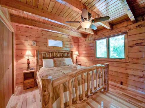 Seneca, 1 Bedroom, Sleeps 2, Private, View, Hot Tub, Pool Table, Grill in Gatlinburg, USA
