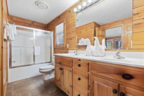 Above the Clouds, 4 Bedrooms, Pool Access, Private, Gaming, Sleeps 16 in Gatlinburg, USA
