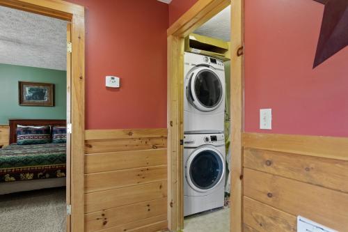 Above the Clouds, 4 Bedrooms, Pool Access, Private, Gaming, Sleeps 16 in Gatlinburg, USA
