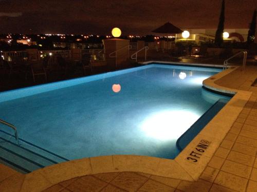 สระว่ายน้ำ, Dadeland Towers by Miami Vacations near สวนแมธทีสันแฮมม็อก