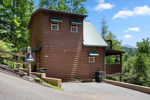 Silver Moon, 1 Bedroom, Mountain View, Hot Tub, WiFi, Sleeps 2 in Gatlinburg, USA