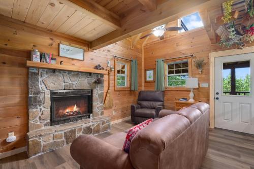 Silver Moon, 1 Bedroom, Mountain View, Hot Tub, WiFi, Sleeps 2 in Gatlinburg, USA