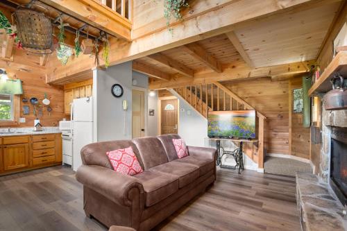 Silver Moon, 1 Bedroom, Mountain View, Hot Tub, WiFi, Sleeps 2 in Gatlinburg, USA