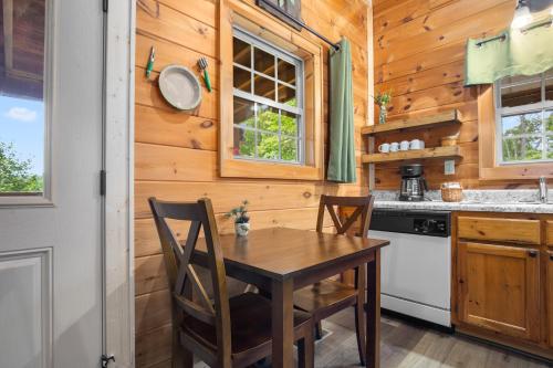 Silver Moon, 1 Bedroom, Mountain View, Hot Tub, WiFi, Sleeps 2 in Gatlinburg, USA