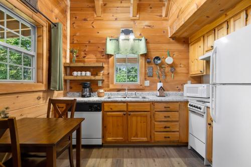 Silver Moon 1 Bedroom Mountain View Hot Tub WiFi Sleeps 2 - image 14