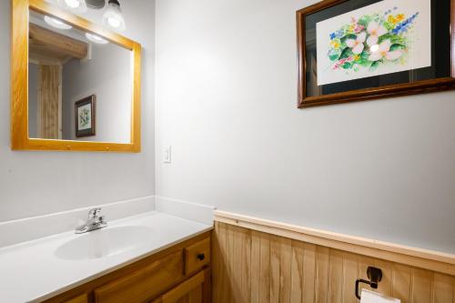 Silver Moon 1 Bedroom Mountain View Hot Tub WiFi Sleeps 2 - image 11
