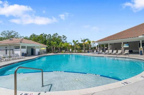 Elegant 1BR/1BA Condo with Pool, Gym and Laundry