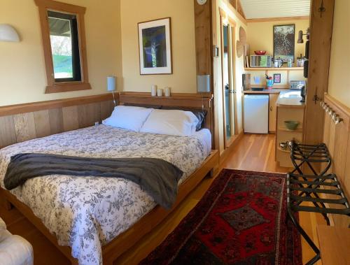 Blitz Beach House Oceanside Suite in Powell River, Canada