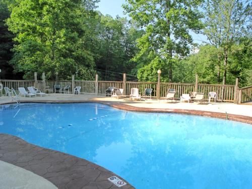 Puppies Hollow, 2 Bedrooms, Pets, WiFi, Pool Access, Fireplace, Sleeps 4