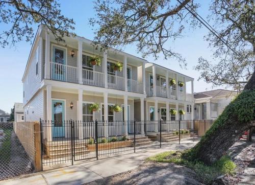 Chic 3BR NOLA Retreat, Streetcar Access, Ideal for Families & Friends