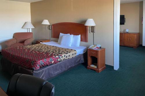 Econo Lodge Kalamazoo - image 11
