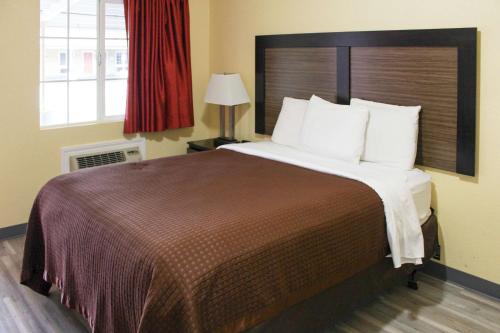 Rodeway Inn Medford - image 13