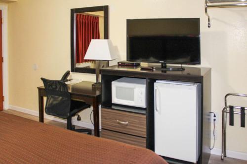 Rodeway Inn Medford - image 2