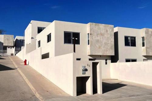 Casa Coral 25: closed gate community house at super location!