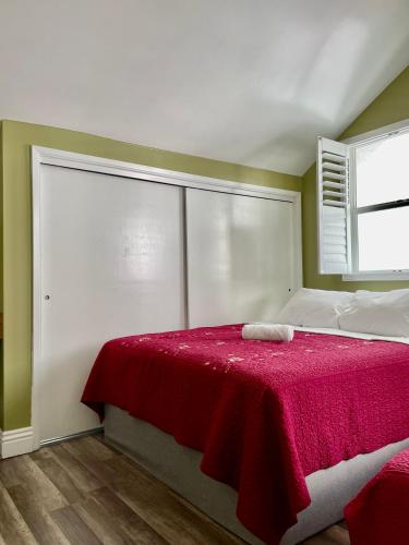 Private Large LA Bedroom w Private Full Bathroom or Half-Bathroom - TV - AC - WIFI - Private Fridge near USC - Exposition Park - USC Memorial Coliseum - Banc of California BMO Stadium - Downtown Los Angeles DTLA - University of Southern California USC!! in Los Angeles, USA