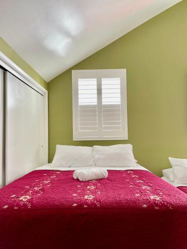 Private Large LA Bedroom w Private Full Bathroom or Half-Bathroom - TV - AC - WIFI - Private Fridge near USC - Exposition Park - USC Memorial Coliseum - Banc of California BMO Stadium - Downtown Los Angeles DTLA - University of Southern California USC!! in Los Angeles, USA