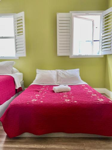 Private Large LA Bedroom w Private Full Bathroom or Half-Bathroom - TV - AC - WIFI - Private Fridge near USC - Exposition Park - USC Memorial Coliseum - Banc of California BMO Stadium - Downtown Los Angeles DTLA - University of Southern California USC!! in Los Angeles, USA